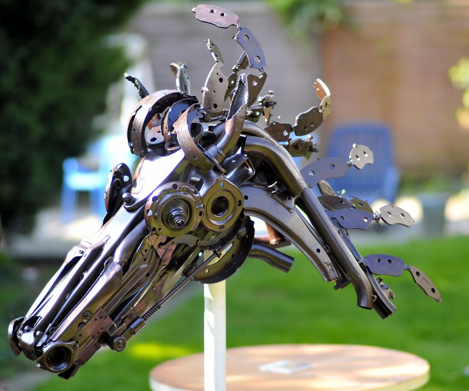 cheval metal a base de pieces auto