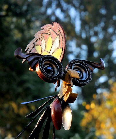 coq avec vitrail lumineux