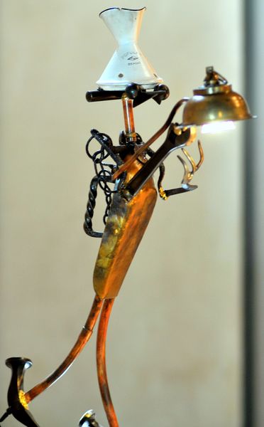 lampe realisee avec objets recuperes