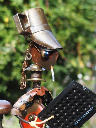 lecteur assis en metal recycle